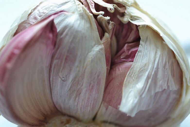 Cleanse the body of toxins and parasites with garlic. 
